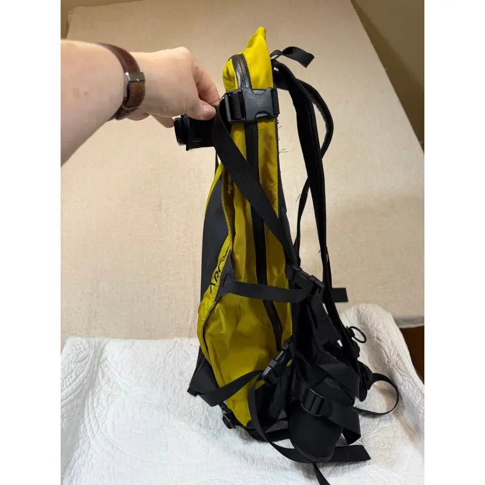 Arc'teryx M20 Yellow Black Ski Snowboard Backpack Alpine Pack Durable Outdoor